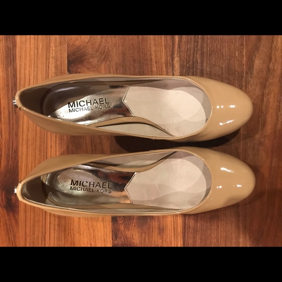 Michael Kors Patent Leather Beige Pumps 4” Heels - Picture 8 of 11